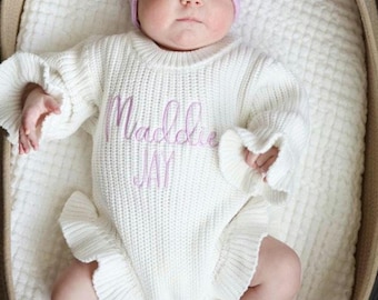 Mameluco bordado con volantes, anuncio de nacimiento para niña, mameluco de punto bordado, mameluco 100% algodón, regalo personalizado para baby shower