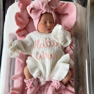Tutina con volant ricamata a mano, tutina ricamata in maglia per annuncio nascita, vestito personalizzato per il ritorno a casa, regalo per baby shower