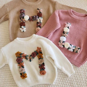 Suéter con inicial floral, suéter de punto personalizado, suéter con letras bordadas a mano, anuncio de bebé, regalo de baby shower, suéter con fotos de hitos