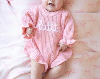 Personalisierter rosa Rüschenstrampler, handbestickte Babyankündigung, Outfit für die Heimkehr des Babys (Mädchen), Geschenk zur Babyparty