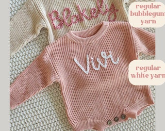 Hand bestickter Pullover Romper, Benutzerdefinierter Baby Pullover Romper, personalisierter Namenspullover, Babymitteilung, bestickter Strick-Strampler