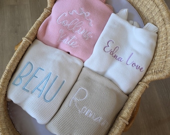 Manta de bebé personalizada, tejida a mano con bordado grueso, 100% algodón, ideal para conservar como recuerdo familiar.