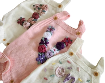 Bestickter Rüschen-Strampler, personalisiertes Geburtstags-Outfit, Hand bestickter Strampler, erster Geburtstags-Outfit, Blumeninitiale