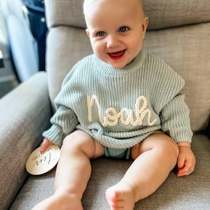 Himmelblauer Baby-Pullover, Hand bestickter Pullover, grobstrick Pullover, personalisierter Namenspullover, Babymitteilung, individuelles Babygeschenk