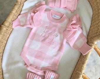 Rosa karierter Strampler, bestickter Strampler mit Volantärmeln, personalisiertes Geschenk zur Babyparty