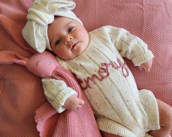 Personalisierter gerippter Strampler, bestickter Pullover, individuell gestrickter Babystrampler, Geburtsanzeige, handgesticktes Babypartygeschenk
