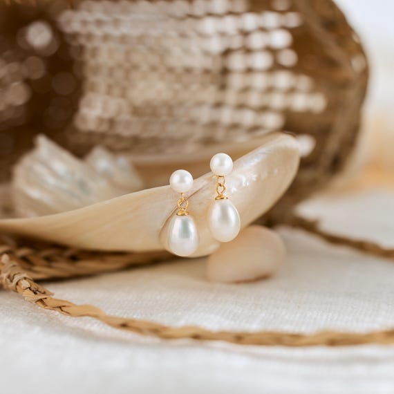 Lot 552: 18K Gold & White Zircon Dangle Earrings | Case Auctions
