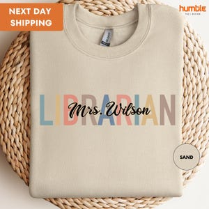Benutzerdefinierte Bibliothekar Sweatshirt, personalisierte Schulbibliothekar Rundhalsausschnitt, benutzerdefinierte Bibliothekar Geschenk, Bibliothekar Tagesgeschenk, Bücherwurm Sweatshirt