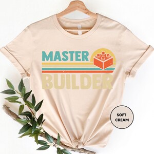 a t - shirt with the words master builder on it