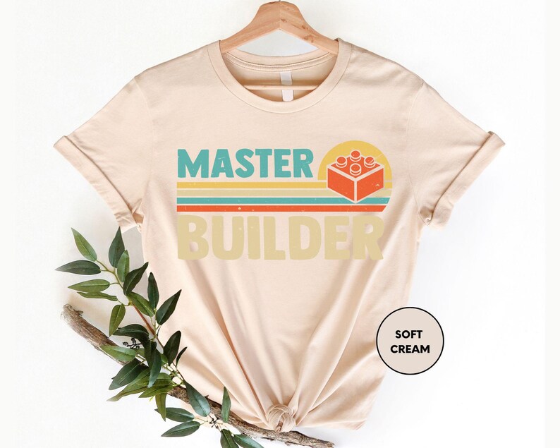a t - shirt with the words master builder on it