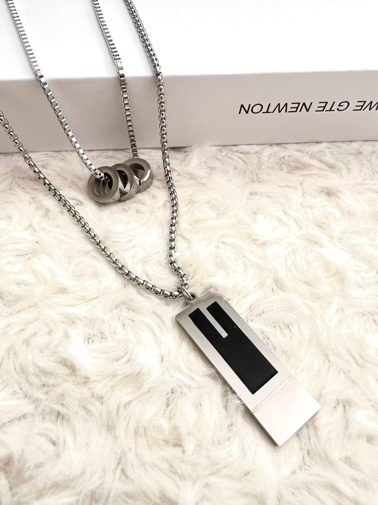 ミニマリストなブラック＆シルバーのキューブとスチールサークルの