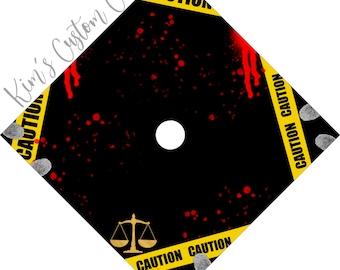 Puede incluir: Cinta de precaución amarilla y negra con la palabra "CAUTION" impresa en ella. La cinta está envuelta alrededor de un fondo negro con salpicaduras de sangre roja y huellas dactilares grises. Una balanza de la justicia se encuentra en la parte inferior del centro de la imagen.