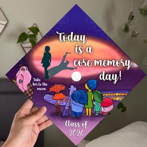 Adorno para birrete de graduación con memoria de personaje impreso