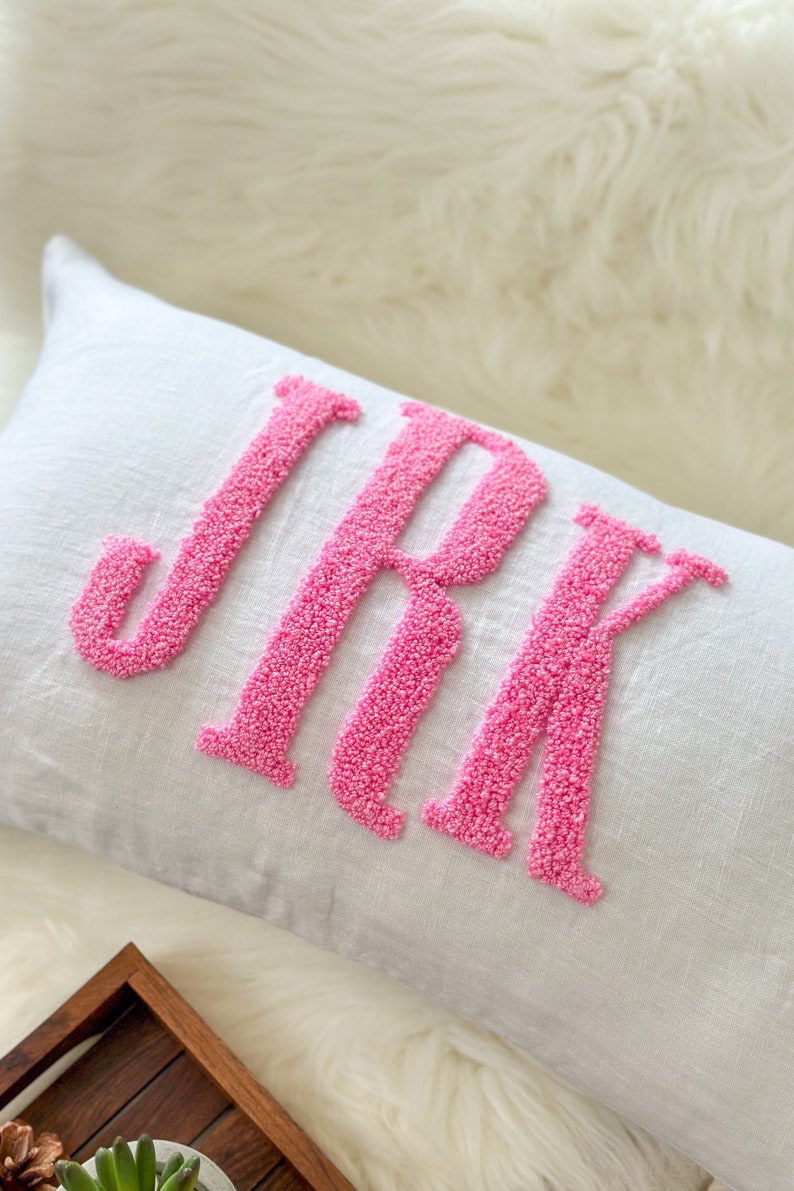 Housse de coussin monogramme avec broderie au poinçon, cadeau de mariage personnalisé pour couple, cadeau monogramme personnalisé, oreiller initial image 1