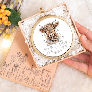 Highland Cow Baby Primer adorno navideño con estadísticas de nacimiento, Adorno navideño personalizado con foto, Navidad de vaca, Adorno de bebé vaca