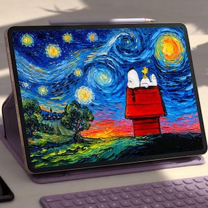 Peut inclure: Une tablette numérique dans un étui violet clair avec clavier, affichant une peinture numérique de Snoopy et Woodstock sur une niche rouge sous un ciel nocturne bleu tourbillonnant avec des étoiles jaunes, rappelant La Nuit étoilée.