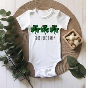Pajacyk dla niemowląt Good Luck Charm, pajacyk dla niemowląt Clover Leaf, unisexowy ubranko dla niemowląt, minimalistyczne ubranka dla niemowląt, neutralna płeć dziecka, prezent na baby shower |
