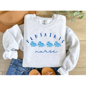 Kinder Krankenschwester Sweatshirt, Kinder Krankenschwester Shirt, Kinder Rundhalsausschnitt, Kinder Krankenschwester Geschenk, Krankenschwester Wertschätzung Geschenk, Peds Krankenschwester Sweatshirt