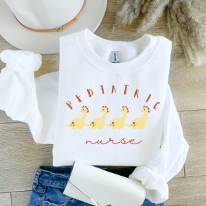 Kinder Krankenschwester Sweatshirt, Kinder Krankenschwester Shirt, Kinder Rundhalsausschnitt, Kinder Krankenschwester Geschenk, Krankenschwester Wertschätzung Geschenk, Peds Krankenschwester Sweatshirt