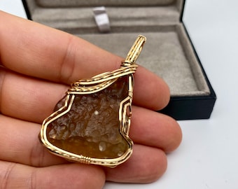 Pendentif unique en or 14 carats orné de verre du désert libyen de haute qualité (74 carats), provenant d'un impact de météorite du Sahara.
