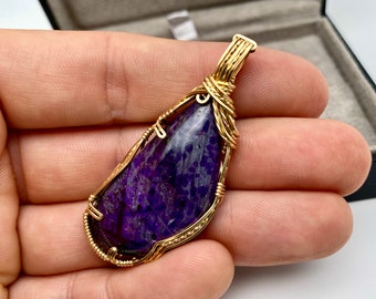 SUGILITH, 14 carat unique gold pendant with 41ct high-quality Sugilite gemstone