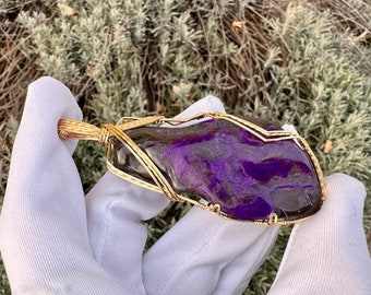 SUGILITH, 14 carat unique gold pendant with 234ct high quality sugilite gemstone