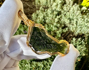 unique MOLDAVIT - 14 carat unique gold pendant with 44ct high quality moldavite