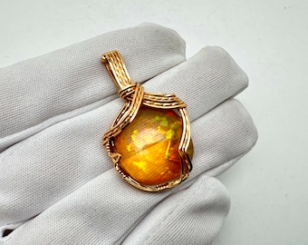 HighQuality Edel OPAL, 14 carat unique gold pendant with HighQuality Welo Edel Opal