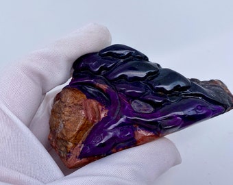 huge SUGILITH 231 grams, engraved with dolphins