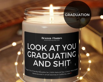 Look At You Graduating & Shit Divertente regalo di laurea - Candela di soia al 100% versata a mano in piccoli lotti, 9 once