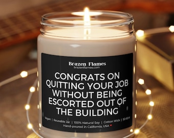 Felicidades por dejar su trabajo sin ser escoltado fuera del edificio Divertido regalo de despedida para compañeros de trabajo Ecológico 100% Vela de soya, 9 oz