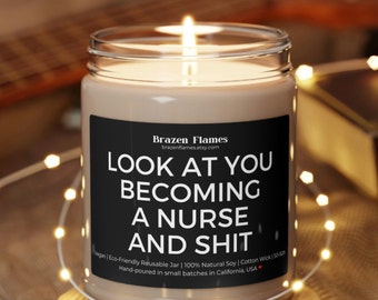 Look At You Becoming A Nurse & Shit Divertente regalo di laurea - Candela ecologica al 100% di soia, 9 once