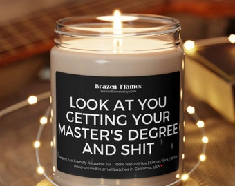 Guardati mentre prendi la laurea e un regalo di laurea divertente - Piccolo lotto di candele di soia al 100% versate a mano, 9 once