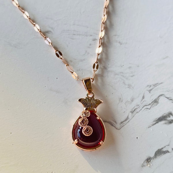 Collier en forme de larme en cristal rouge, collier pendentif rouge chaîne remplie d’or, collier plaqué or délicat, collier fabriqué à la main, cadeau pour elle