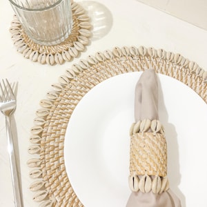 Whitewash Rattan Tischsets mit Kauri Muschel, Wicker Boho Tischsets, handgewebten Tischsets, Tischladegerät, Esstisch Dekor
