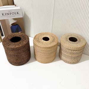 K&ouml;nnte beinhalten: Drei geflochtene Taschentuchboxen in verschiedenen Braunt&ouml;nen. Die Boxen sind aus nat&uuml;rlichen Materialien gefertigt und haben einen rustikalen Look.
