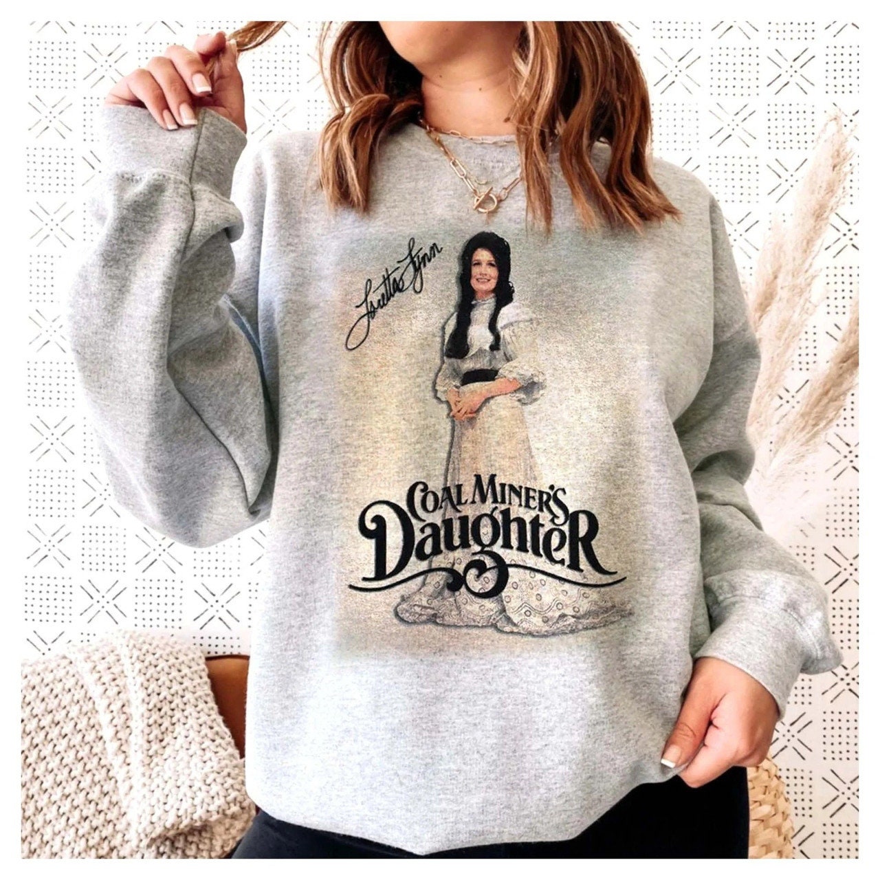 Discover Fintage Loretta Lynn 90s Sweatshirt, Rip Loretta Lynn