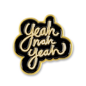 以下が含まれることがあります： 「Yeah Nah Yeah」の文字が白い筆記体で書かれた黒いエナメルピン。ピンは金色の縁取りと雲のような形をしており、ジャケット、バッグ、帽子などに最適です。