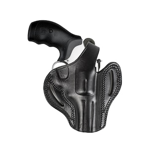 Könnte beinhalten: Ein schwarzes Lederholster für eine Pistole. Das Holster hat eine Gürtelschlaufe und einen Druckknopfverschluss. Das Holster ist so konzipiert, dass es an der Hüfte getragen werden kann.