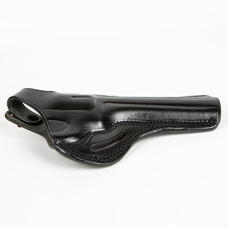 Pu&ograve; includere: Fondina in pelle nera con un design cucito e un passante per la cintura.