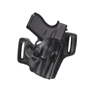 Op de afbeelding: Een zwart leren holster met een zwart pistool erin. Het holster heeft een riemlus en een drukknopsluiting.