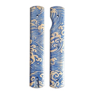 Peut inclure: Deux plaquettes de couteau en bois bleu et blanc avec un motif de vagues. Les plaquettes sont en bois et ont une teinte bleue avec un motif de vagues blanches.