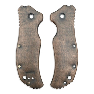 Op de afbeelding: Een paar bruine houten mes schalen met een textuur en meerdere gaten voor het bevestigen van hardware.