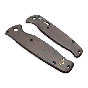Pu&ograve; includere: Due guancette per manico di coltello in legno marrone scuro con venature. Le guancette hanno fori per viti e perni e sono progettate per essere assemblate. Le guancette sono in legno scuro e hanno una finitura liscia.