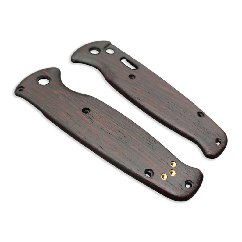 Pu&ograve; includere: Due guancette per manico di coltello in legno marrone scuro con venature. Le guancette hanno fori per viti e perni e sono progettate per essere assemblate. Le guancette sono in legno scuro e hanno una finitura liscia.