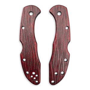 Puede incluir: Dos cachas de mango de cuchillo de madera te&ntilde;ida de rojo con textura de vetas de madera. Cada cacha tiene una forma curva con m&uacute;ltiples agujeros para la fijaci&oacute;n. Las cachas est&aacute;n dise&ntilde;adas para un mango de cuchillo.