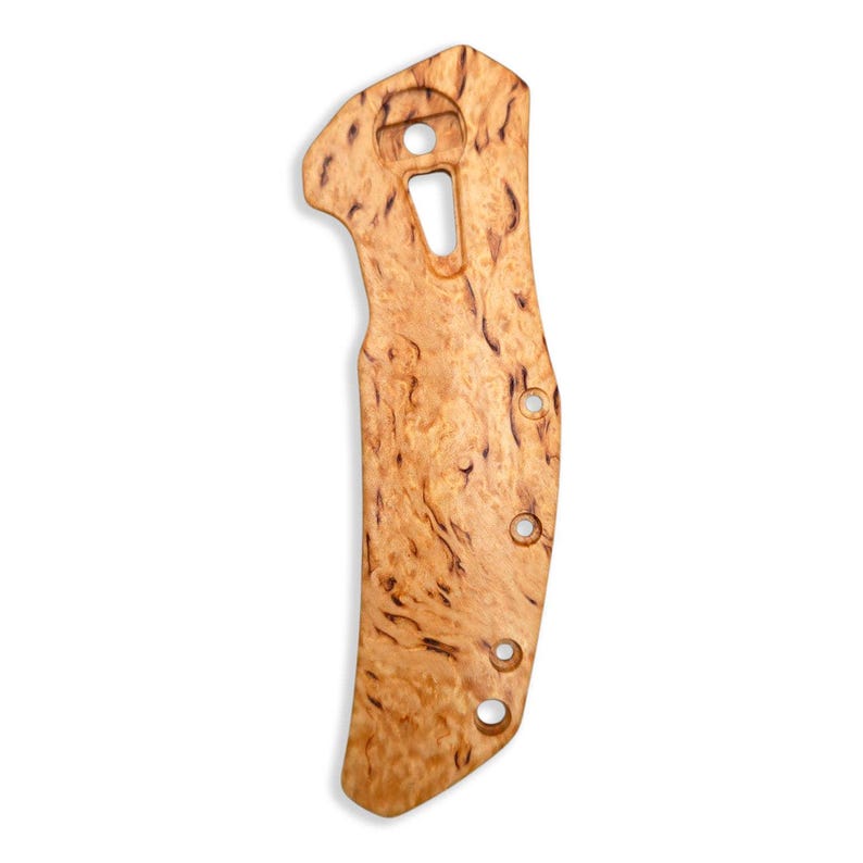 Puede incluir: Un mango de cuchillo de madera clara con un patr&oacute;n de vetas natural. El mango tiene una forma curva con un agujero cerca de la parte superior y tres agujeros m&aacute;s peque&ntilde;os a lo largo del lado. La madera tiene vetas marrones oscuras.