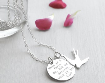 Collar personalizado de plata de ley con disco y golondrina: cita grabada "¿Qué pasa si me caigo?"