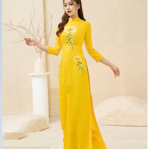 Pré-faire traditionnel vietnamien Ao Dai, jaune Ao Dai, robe jaune fleur brodée avec pantalon pour filles femmes ao dai