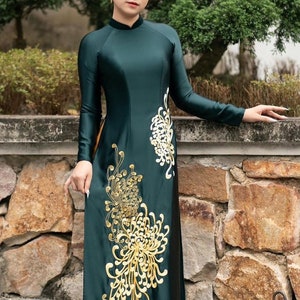 母親用のダークグリーンのアオザイ、手刺繍のドレス、女性の休日の結婚式用のパンツ付きの既製のベトナムの伝統的なアオザイ。